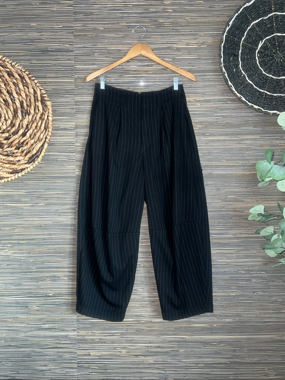 Free People Tate Pinstriped Barrel Leg Trousers Black Sz 6 - Picture 3 of 16